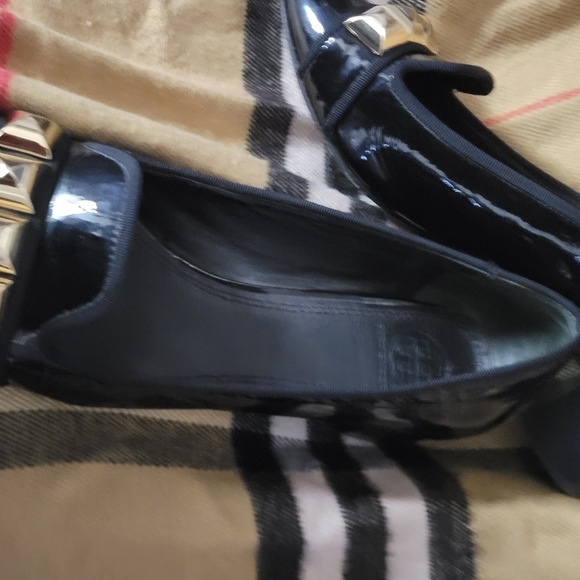 TORY BURCH PATENT LEATHER GOLD STUDS PUMPS ASHER SZ 8 MEDIUM BLACK - Picture 8 of 16